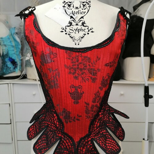 Corset tour de  taille 66 cm style esprit renaissance en tissu rouge vibrant avec de la guipure noire
