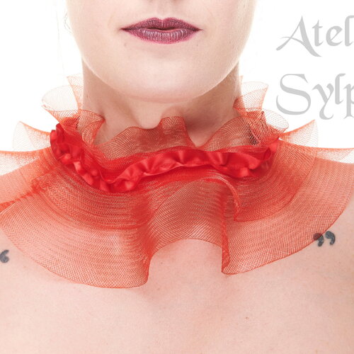 Tour de cou en volant crin polyamide coloris rouge style fraise fermeture lacet