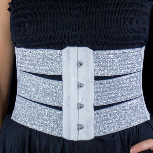 Corset serre-taille sous la poitrine de 25 pouces en lamé argenté et rubans élastiques gris extensibles le tour de taille totalement fermé est de 63 cm