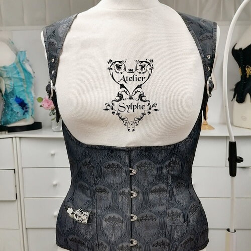 Corset overbust coton coutil fantaisie et dentelle repeinte, détails aiguille d'horloge noir taille 59cm