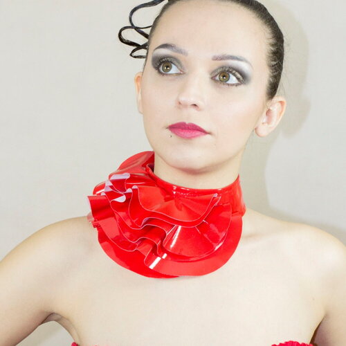 Tour de cou en volant pvc coloris rouge style fraise assymétrique fermeture dos 