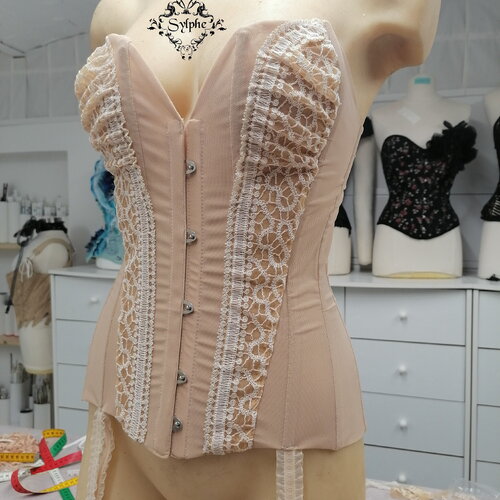 Corset en powermesh stretch désossé avec un tour de taille de 24,5 pouces, tissu de couleur nude avec détail en dentelle. prêt-à-porter