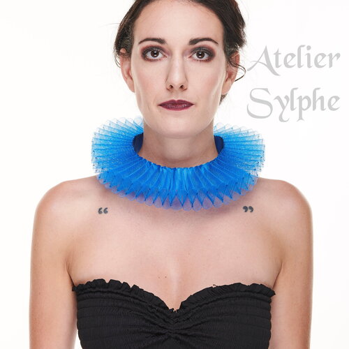 Tour de cou fraise en volant crin polyamide coloris bleu style fraise fermeture dos sur satin