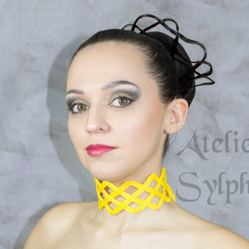 Collier tour de cou façon crinoline cerclée grillage fermeture par lacet taille unique couleur jaune