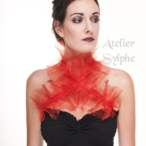 Tour de cou en volant crin polyamide coloris rouge style fraise fermeture lacet
