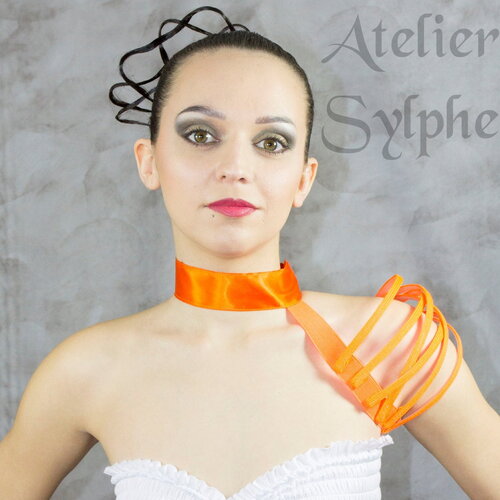 Collier asymétrique orange fluo épaule fantaisie façon crinoline cerclée.