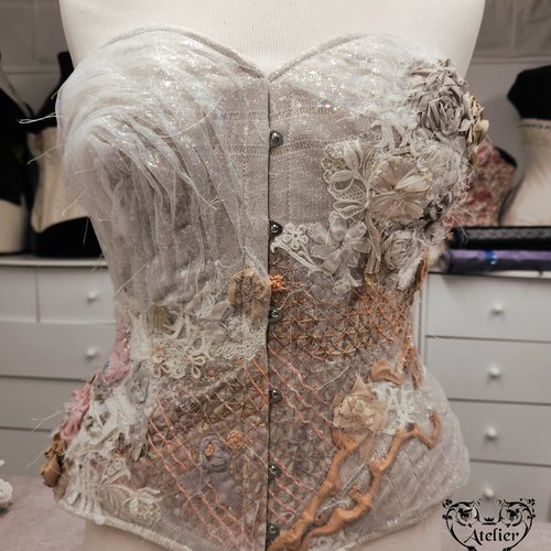 Corset overbust taille 69 cm avec motif floral fantaisie, plissé et détails en rubans