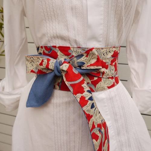 Ceinture obi réalisée dans un tissu imprimé rouge foncé bleu jeans beige, fleurs