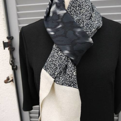 Long cheche foulard écharpe réalisé avec un patchwork d'étoffes noir et blanc - double 