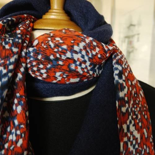 Long foulard cheche en mousseline de soie et matière mousseuse bleu marine