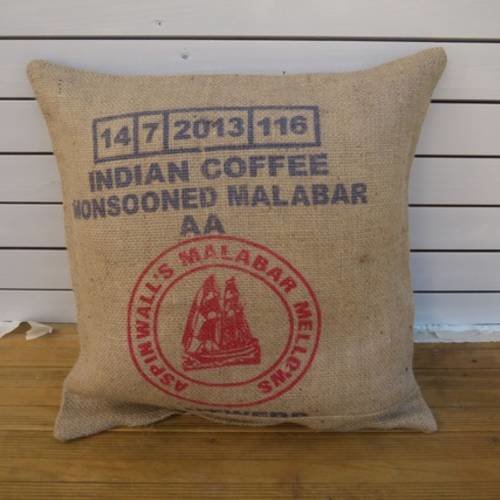 Coussin de sol réalisé en toile de sac à café d'inde (malabar) - inscription des 2 côtes 