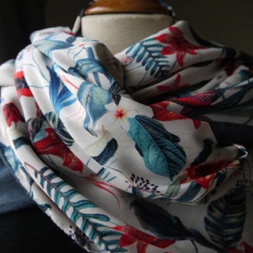 Long foulard double face, cheche réversible : fond blanc et motifs fleurs feuilles bleu marine, rouge...