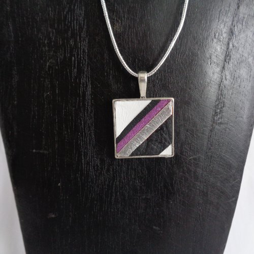 Pendentif carré métal et cuirs colorés noir/violet/blanc/argent