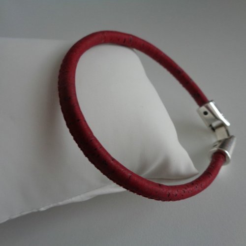 Bracelet en cordon de liège naturel teinté bordeaux
