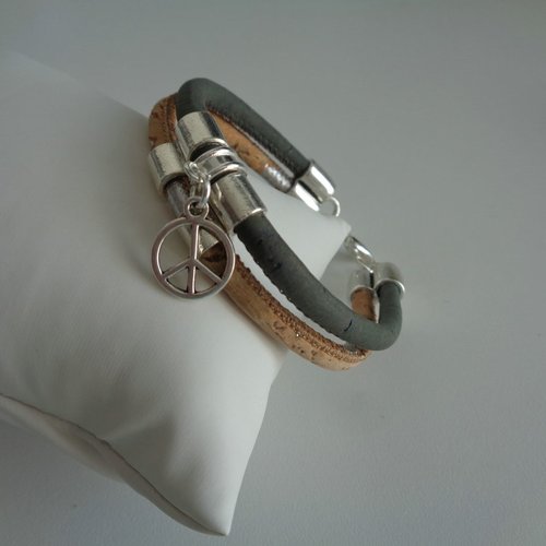 Bracelet en 2 cordons de liège gris foncé et naturel, breloque