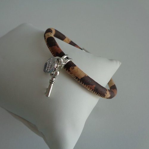 Bracelet en cordon de liège naturel teinté leopard et breloques