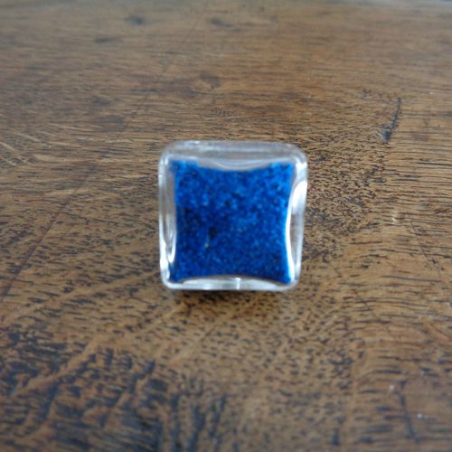 Bague en verre carrée, sable coloré bleu foncé