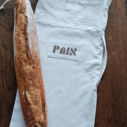 Sac à pain dans drap ancien et dentelle blanche