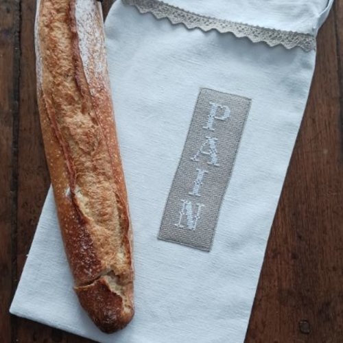 Sac à pain dans drap ancien et broderie sur fond lin