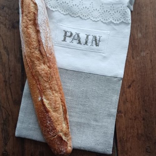Sac à pain dans drap ancien, lin brut et dentelle blanche