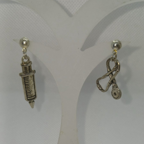 Boucles d'oreilles fantaisie, thème médical
