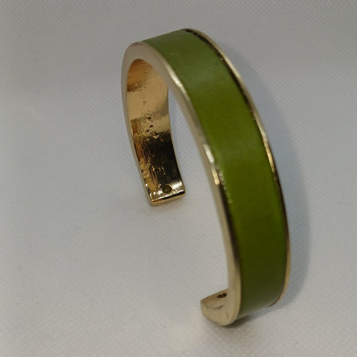 Bracelet manchette laiton doré et cuir lisse vert olive