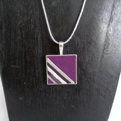 Pendentif carré métal et cuirs colorés palette de violet