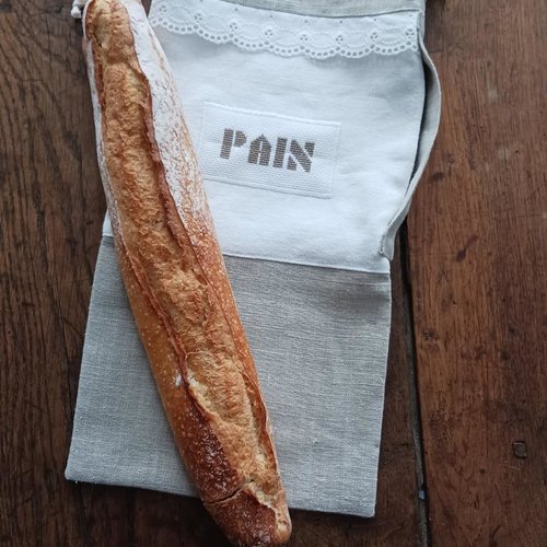 Sac à pain dans drap ancien, lin brut et dentelle blanche