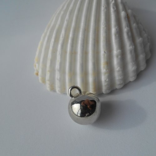 Une breloque boule synthétique coloris argent