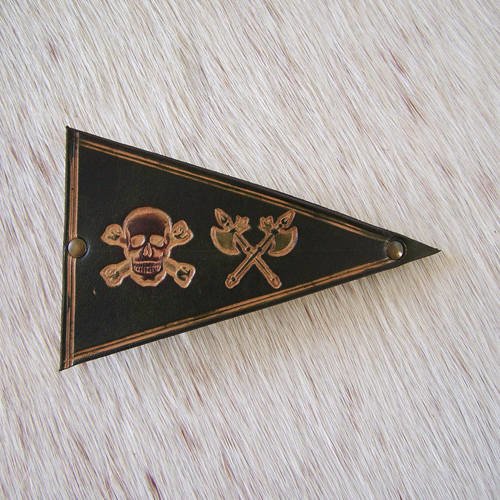 Barrette en cuir noir décorée de tête de mort et hache médiévale, triangle