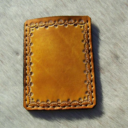 Porte cartes d’identité en cuir miel artisanal, simple, classique et fonctionnel cousu main 