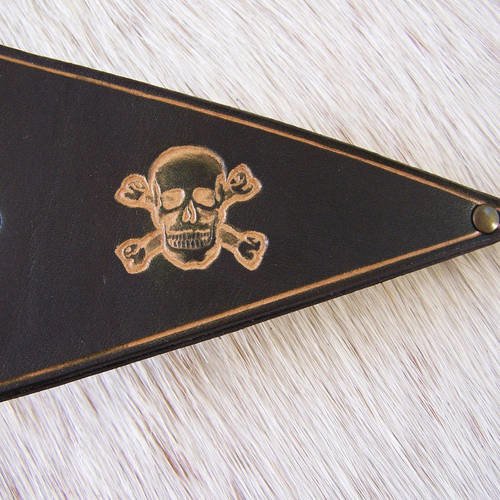 Barrette en cuir originale noir décorée de tête de mort, triangle de la mort