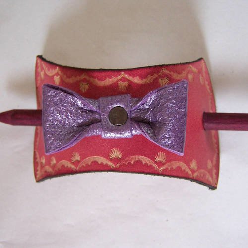 Barrette à cheveux en cuir rouge avec nœud violet et pic en bois
