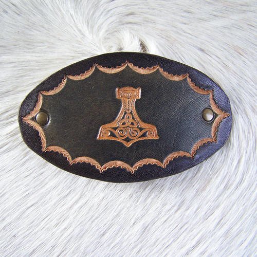 Barrette à cheveux en cuir noir  à clip (fermeture métallique) taille moyenne décor  marteau celtique