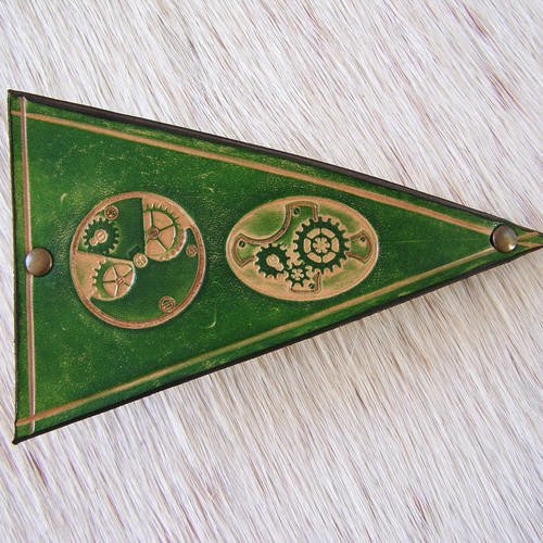 Barrette steampunk en cuir originale vert décorée de rouage, horlogerie