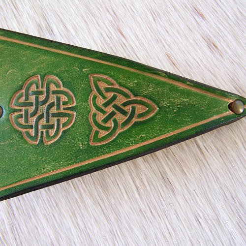 Barrette artisanale en cuir vert décorée de motifs celtique, triangle
