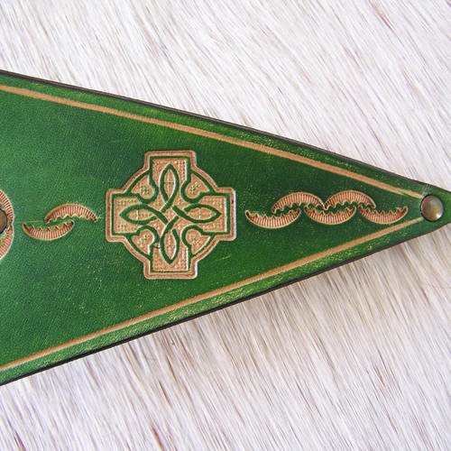 Barrette en cuir vert décorée de croix celtique