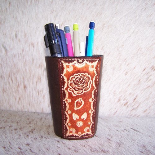 Pot à crayons en cuir marron cognac, pot à crayons romantique décoré d'une rose