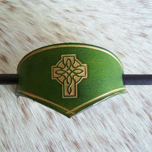 Barrette à cheveux en cuir vert avec baton en bois taille moyenne à grande, décor croix celtique
