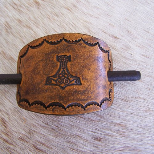 Barrette celtique en cuir, barrette à cheveux artisanal, décor marteau de thor, bâton bois, couleur marron