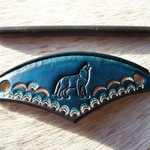 Barrette à cheveux en cuir bleu avec bâton en bois taille moyenne à grande, décor amérindien, loup