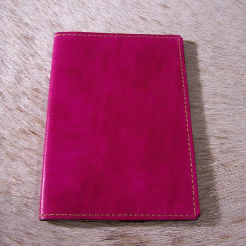 Protège passeport artisanal en cuir fuchsia, personnalisable