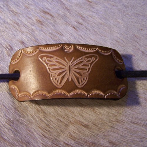 Barrette en cuir brun pour cheveux, décorée d'un papillon