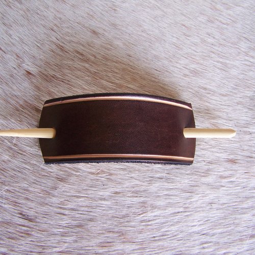 Barrette minimaliste en cuir brun chocolat, décorée d'un filet, taille moyenne à grande