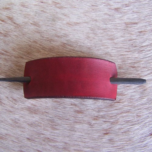 Barrette minimaliste en cuir rouge foncé, taille moyenne à grande
