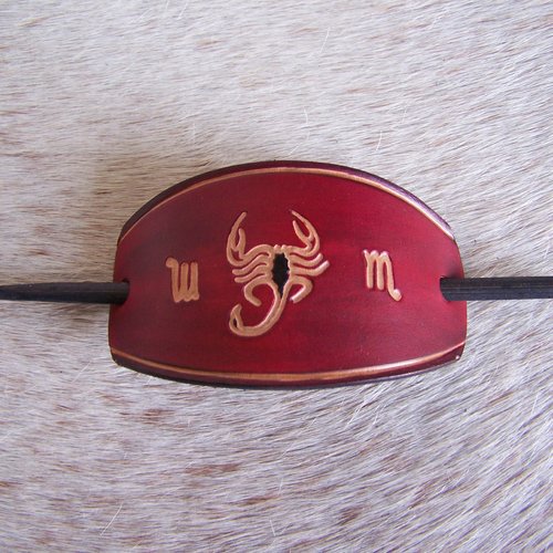Barrette artisanale en cuir rouge foncé, decor scorpion,taille grande