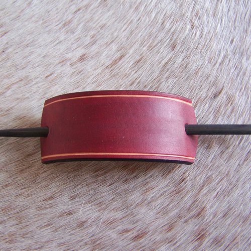 Barrette minimaliste en cuir rouge foncé, décorée d'un filet, taille moyenne à grande