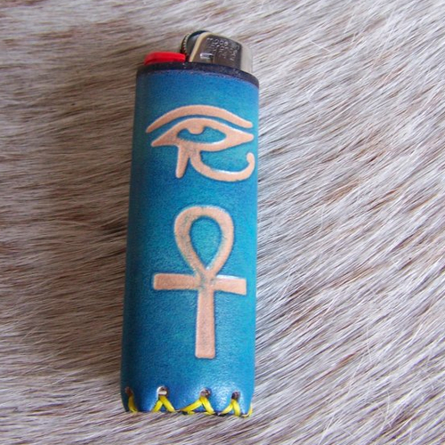 Etui à briquet en cuir bleu turquoise, décoré d'une croix de vie et de l’œil d'horus