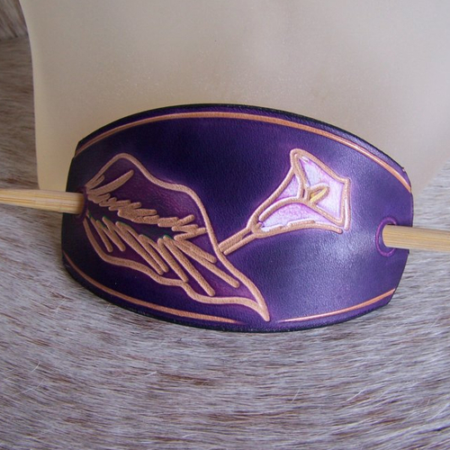 Barrette à cheveux artisanale en cuir violet, décorée d'un lys