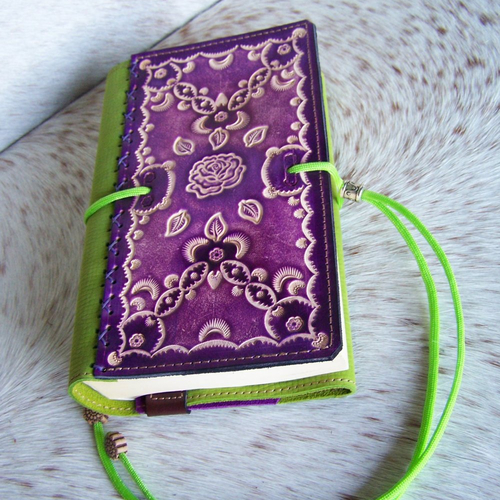 Protège livre en cuir vert et violet prune décorée de fleur